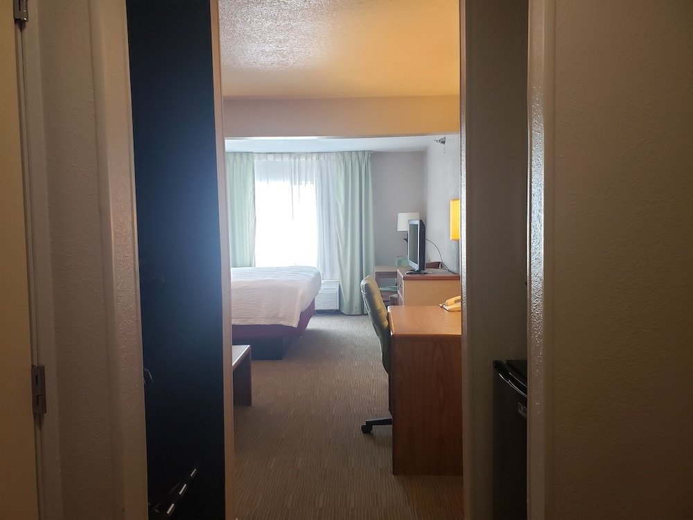 Country Inn & Suites by Radisson, Fairview Heights, IL 17/39