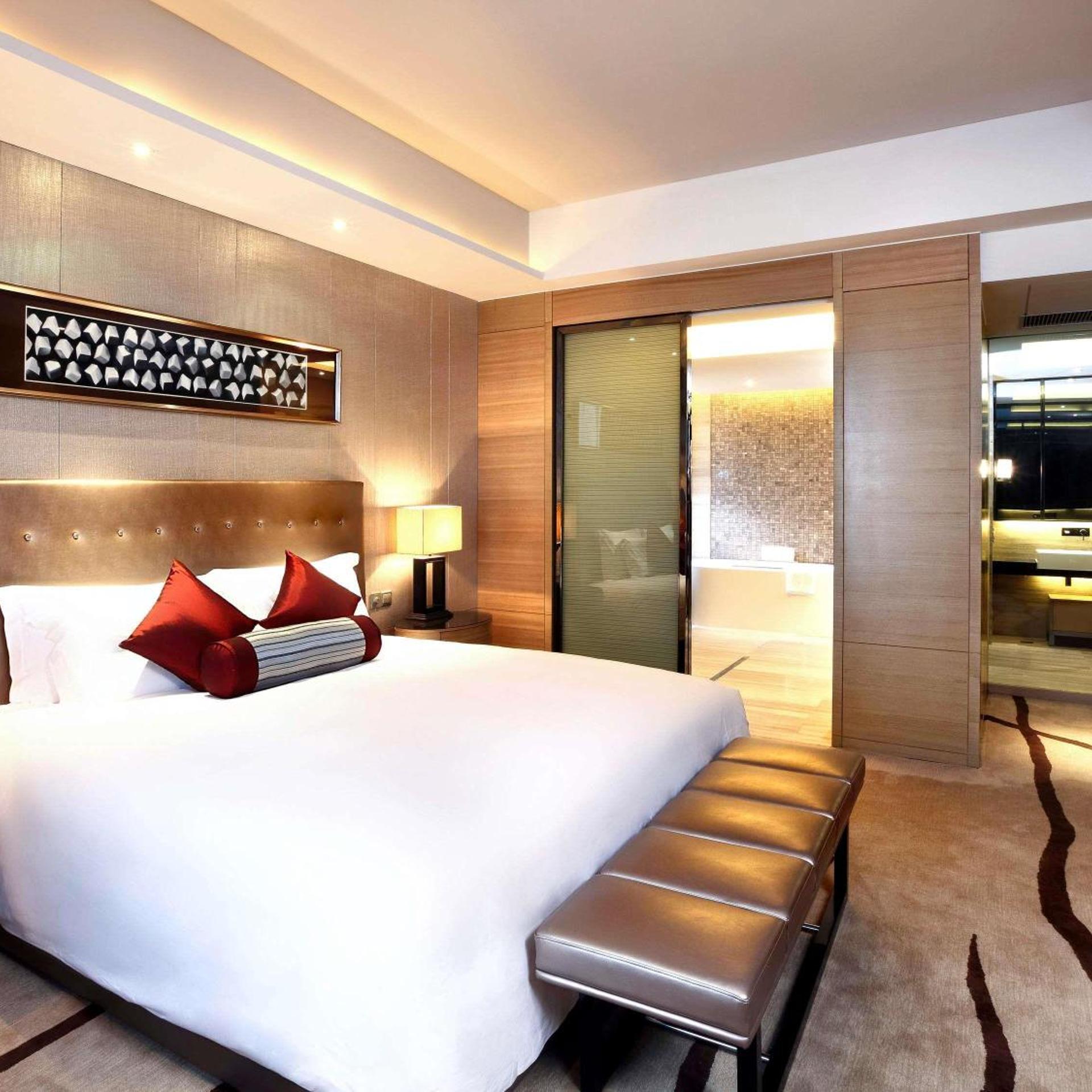 EXECUTIVE, SUITE