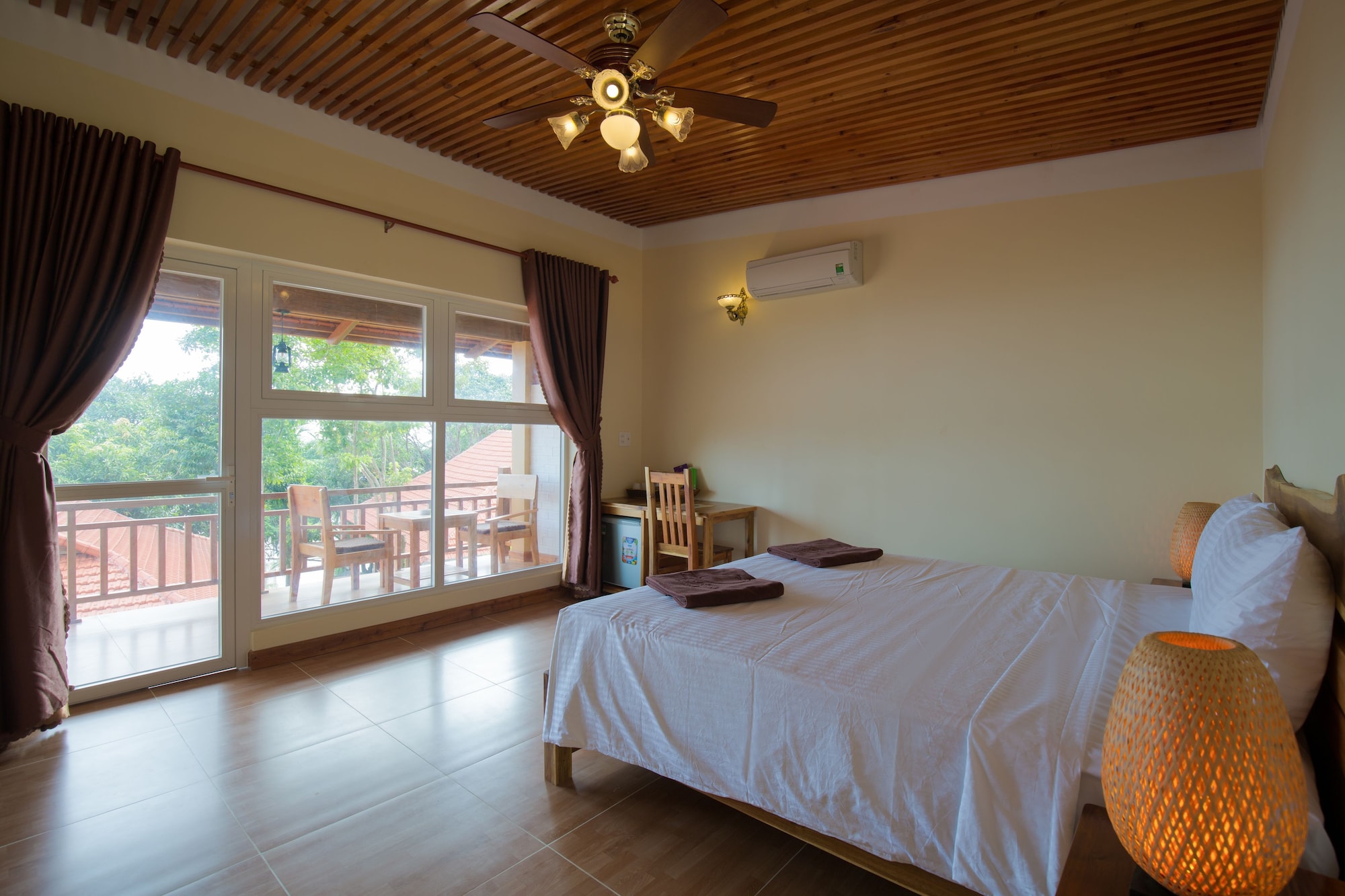 DELUXE, DOUBLE BED