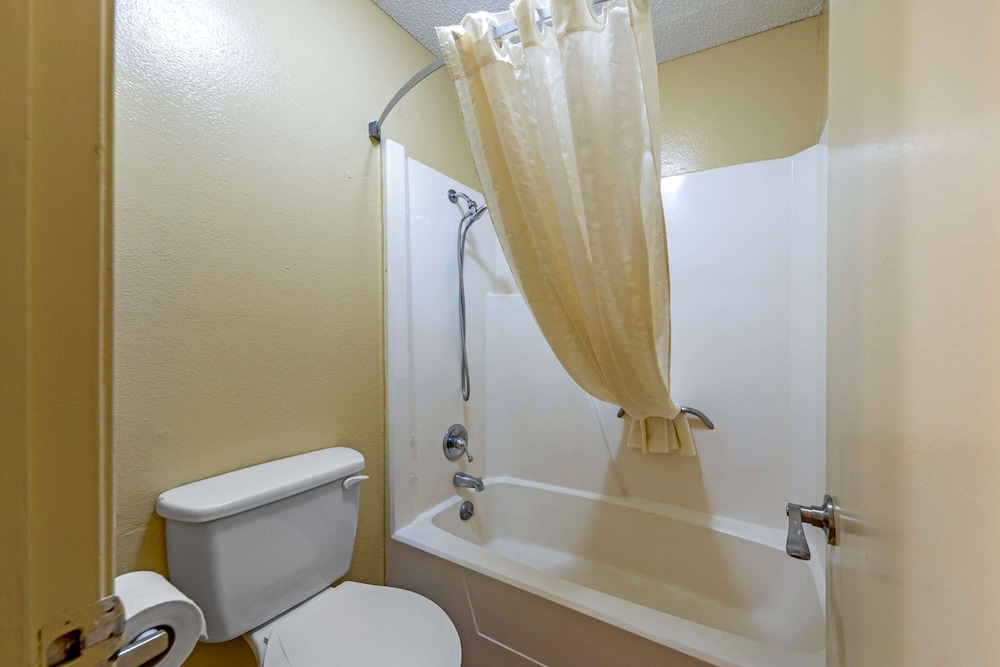 Econo Lodge Pryor 56/58