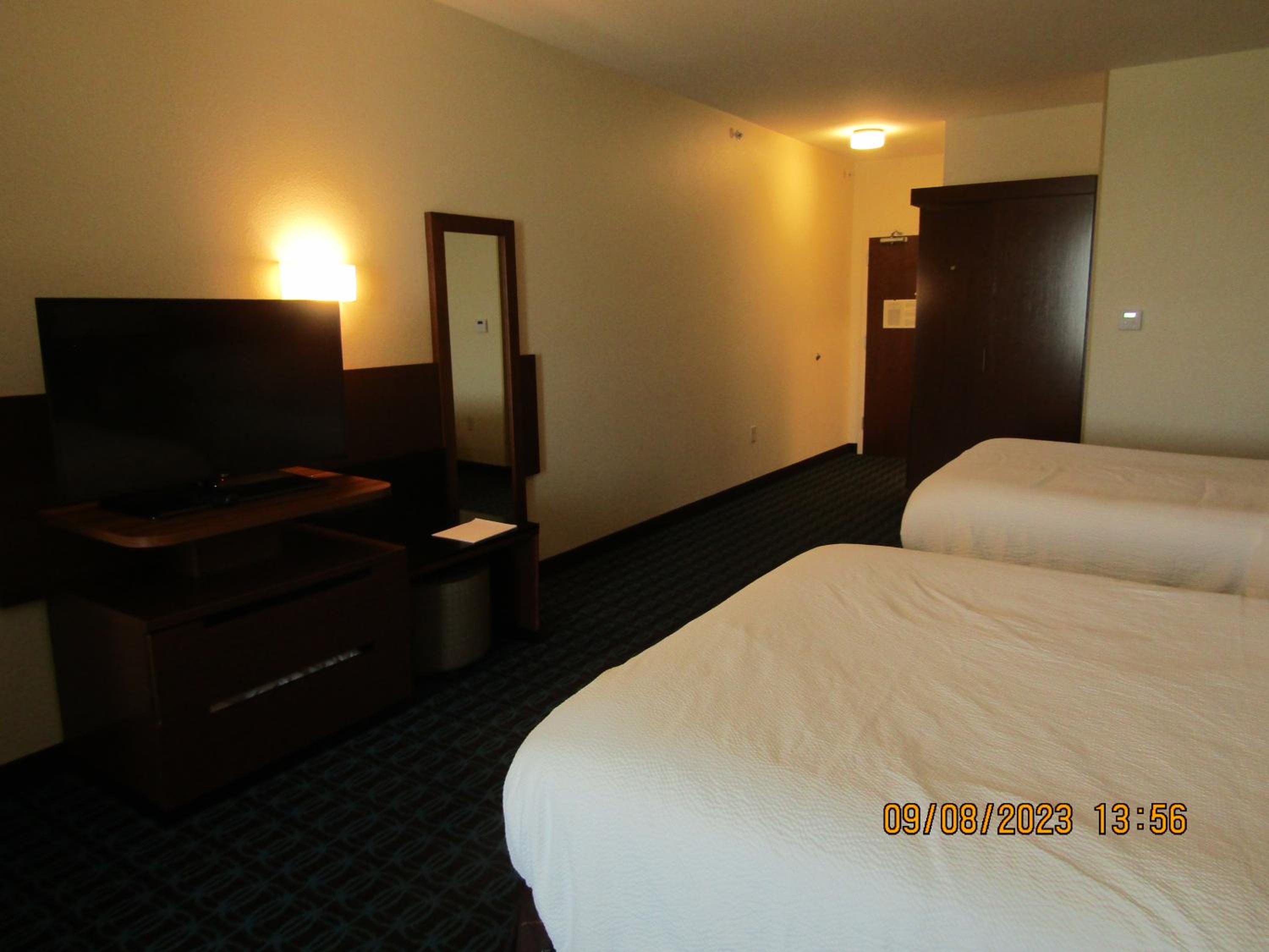 Room, 2 Queen Beds, Bathtub, Accessible