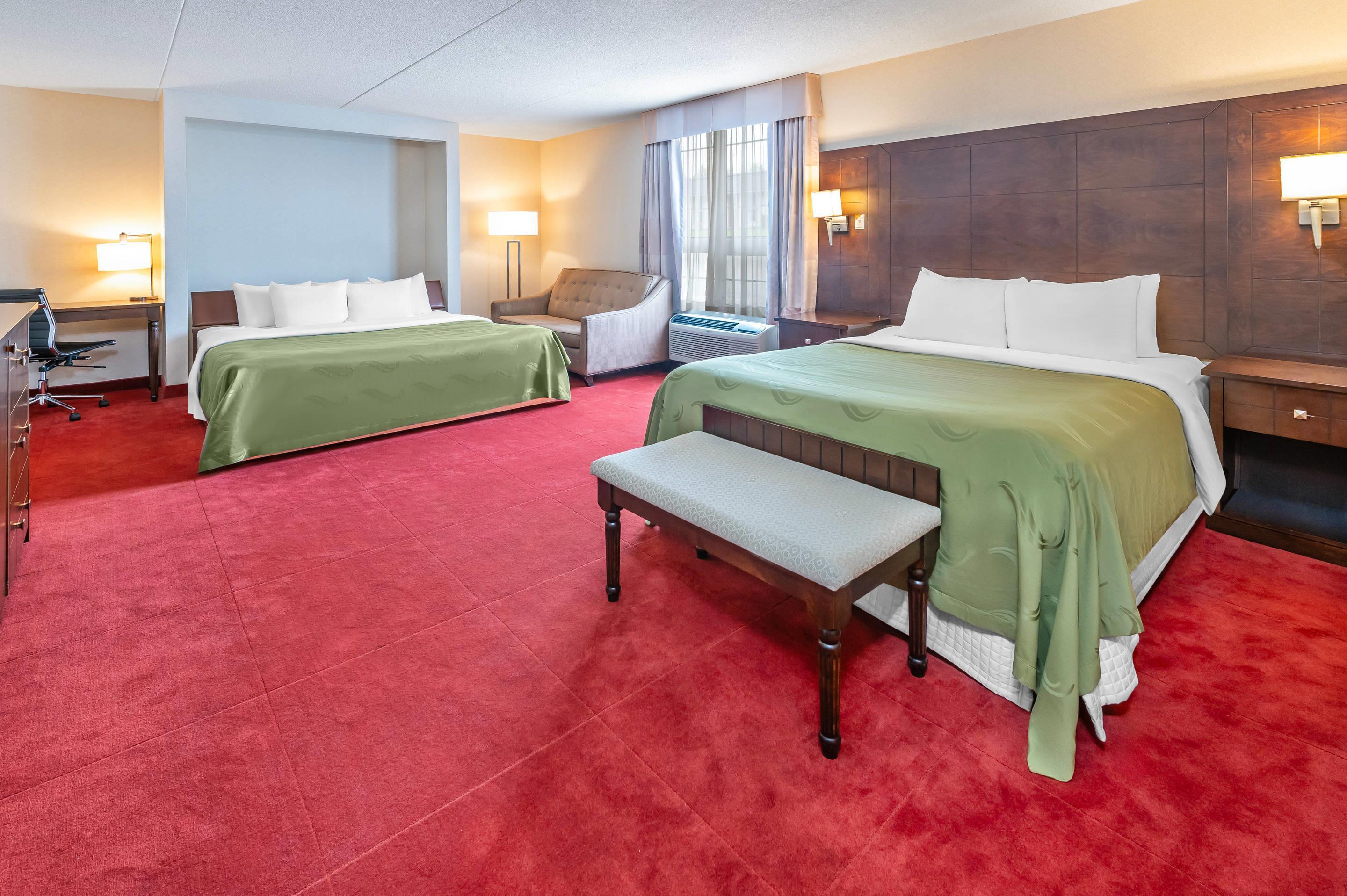Room, Quadruple, Rodeway Inn Festival Stratford ON 2/4