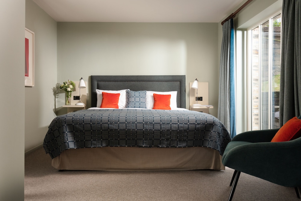 DELUXE, KING BED