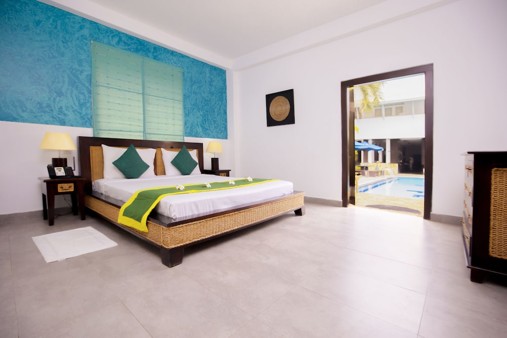 ST. LACHLAN HOTEL AND SUITES 12/64