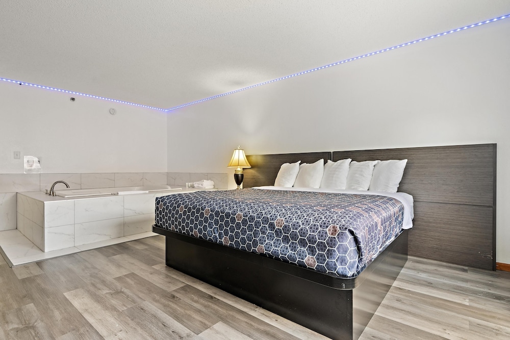 Lush, Suite, King Bed, Jetted Tub