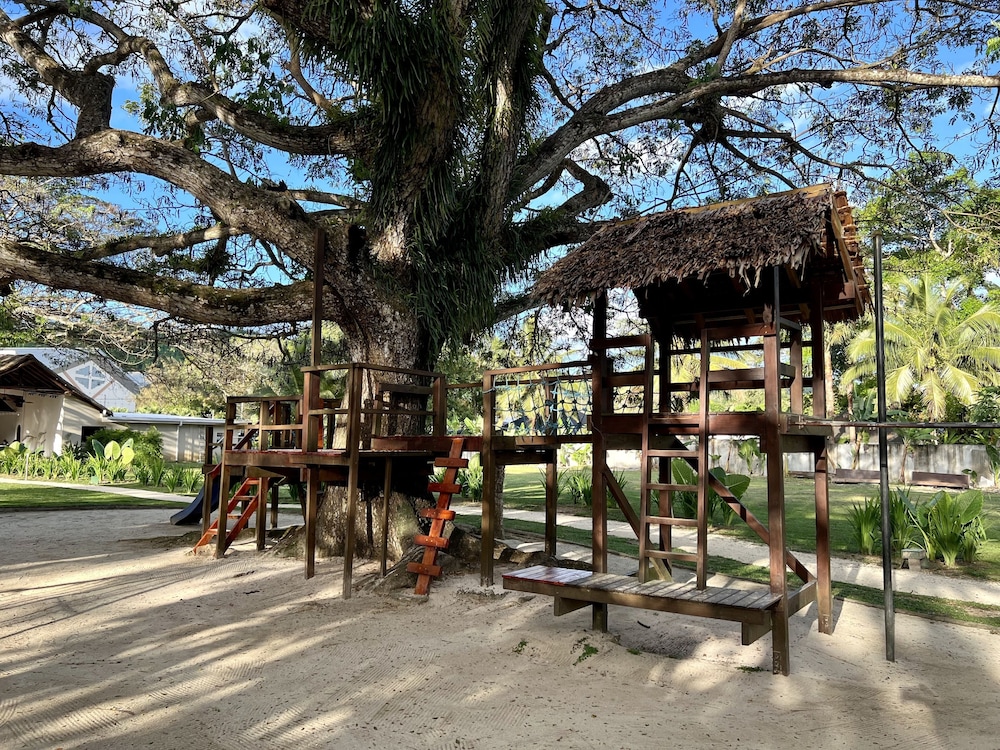 Cocomo Resort 42/50