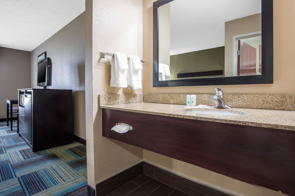 Quality Inn & Suites Arnold St Louis 4/29