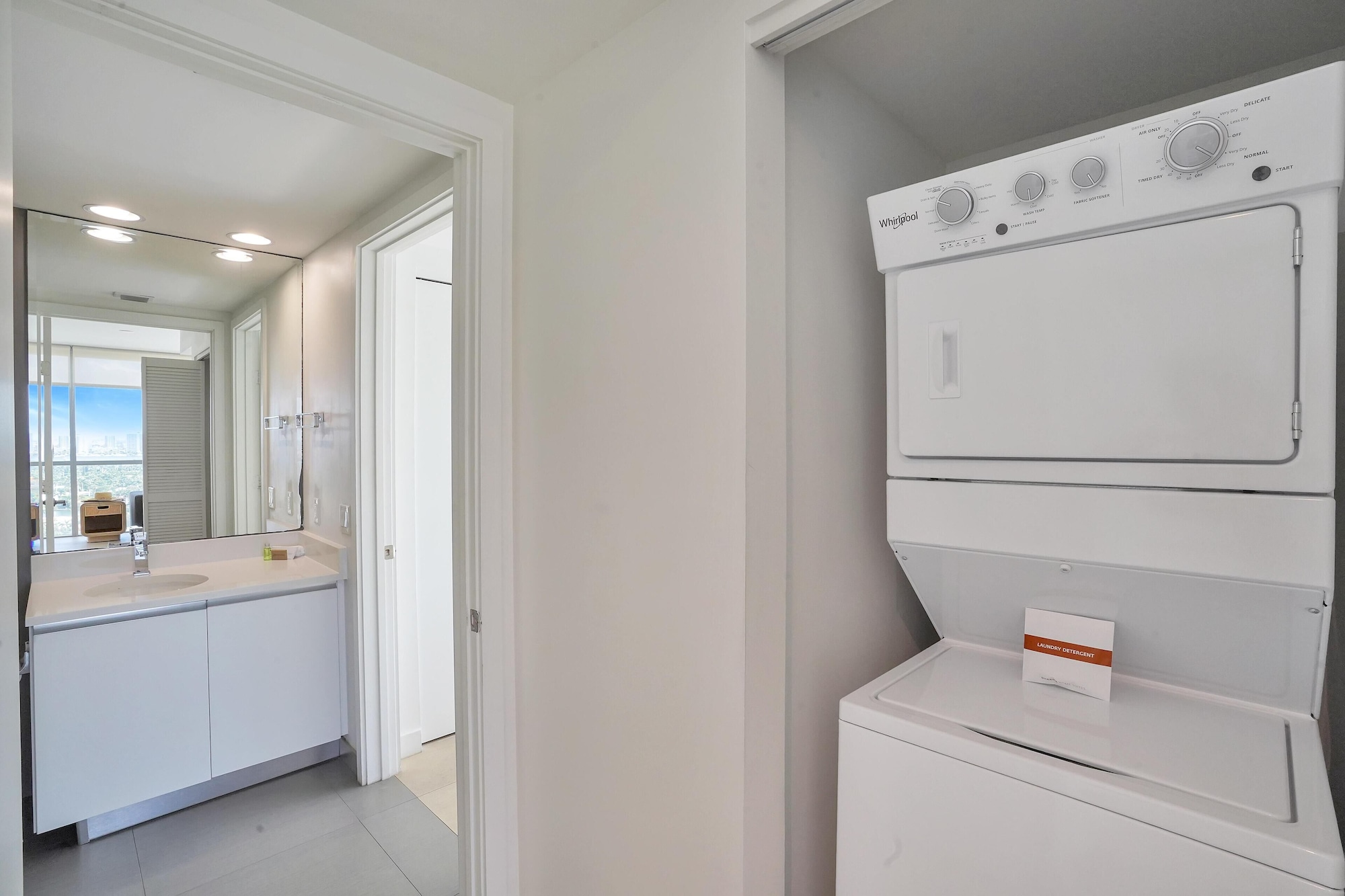 1 Bedroom, Deluxe, Apartment, King Bed, Bay View, Sofa, Corner، Dharma Home Suites Miami At Monte Carlo 5/5