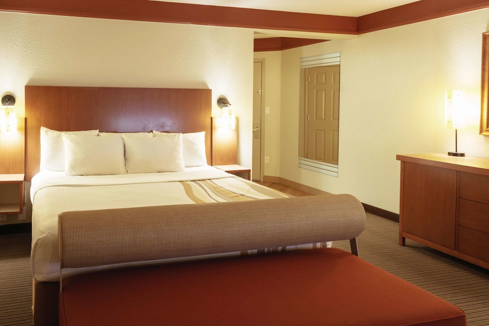 La Quinta Inn & Suites by Wyndham Atlanta Ballpark/Galleria 22/64