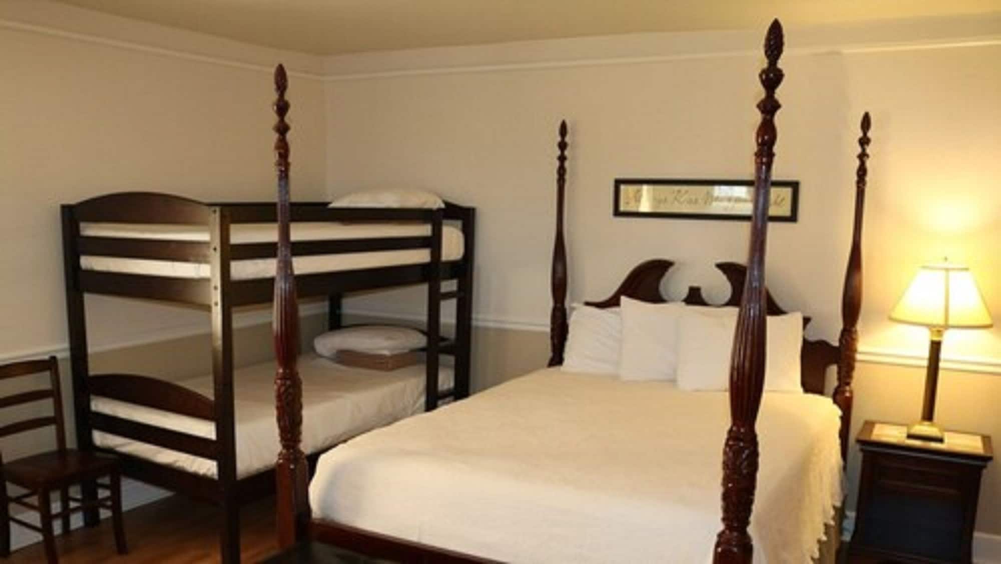 Efficiency, Suite, 1 Queen and 1 Double Bed, Queen Bed