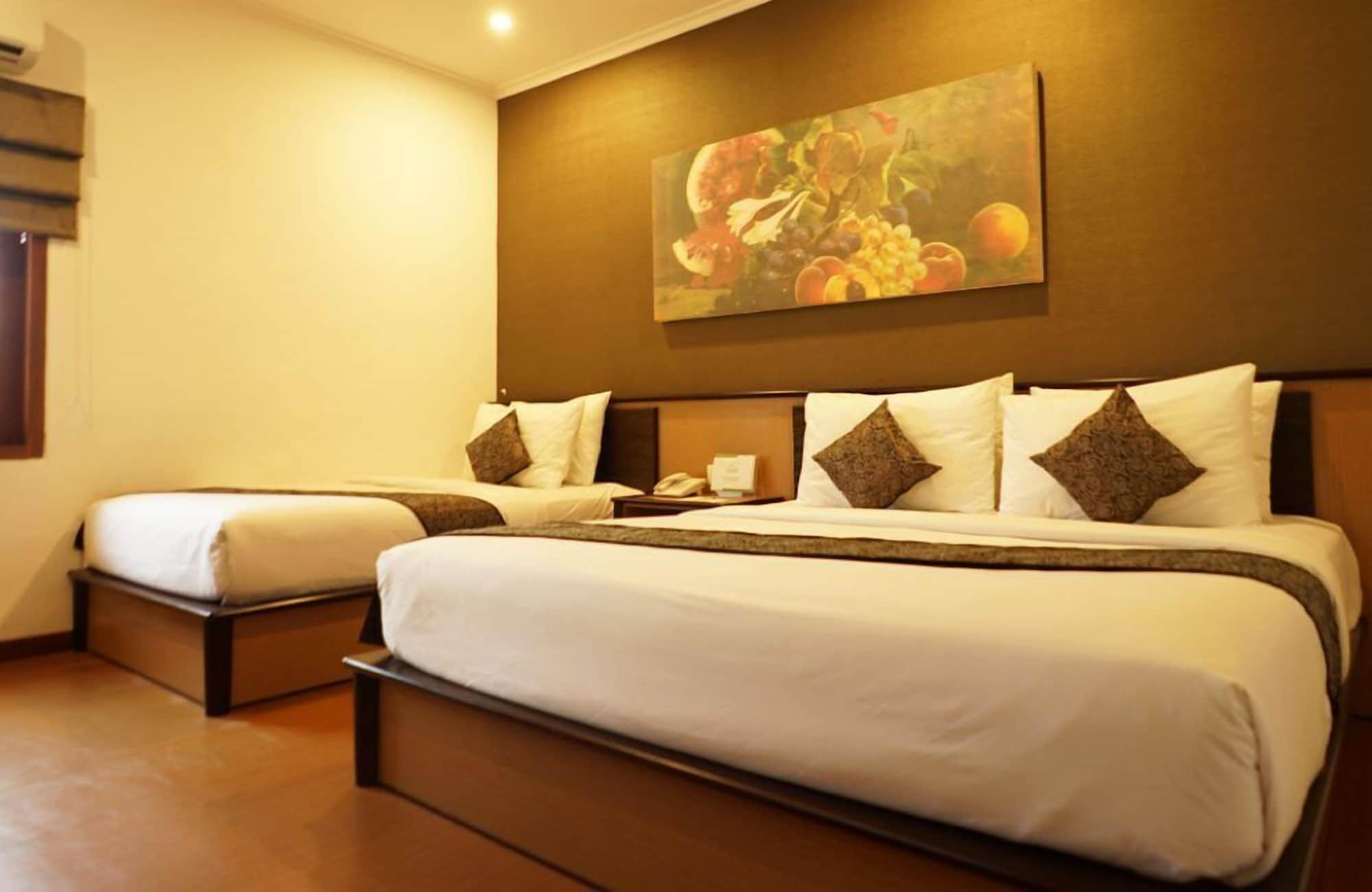 VILLA, 1 SINGLE AND 5 DOUBLE BEDS