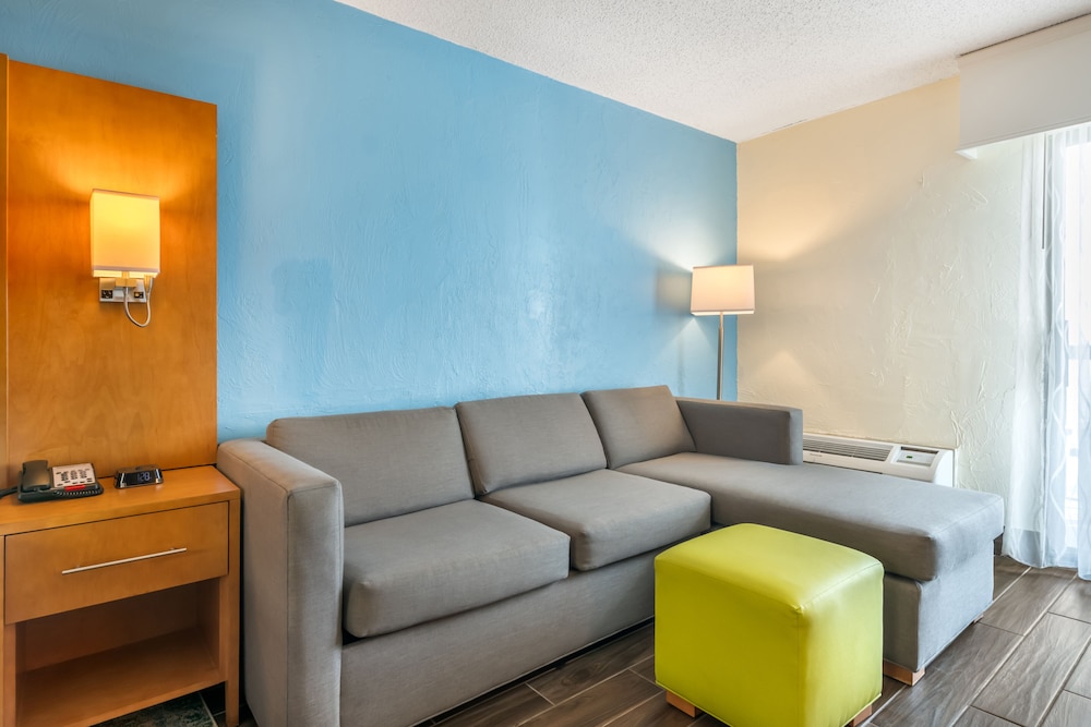Tropical Winds Resort 24/50
