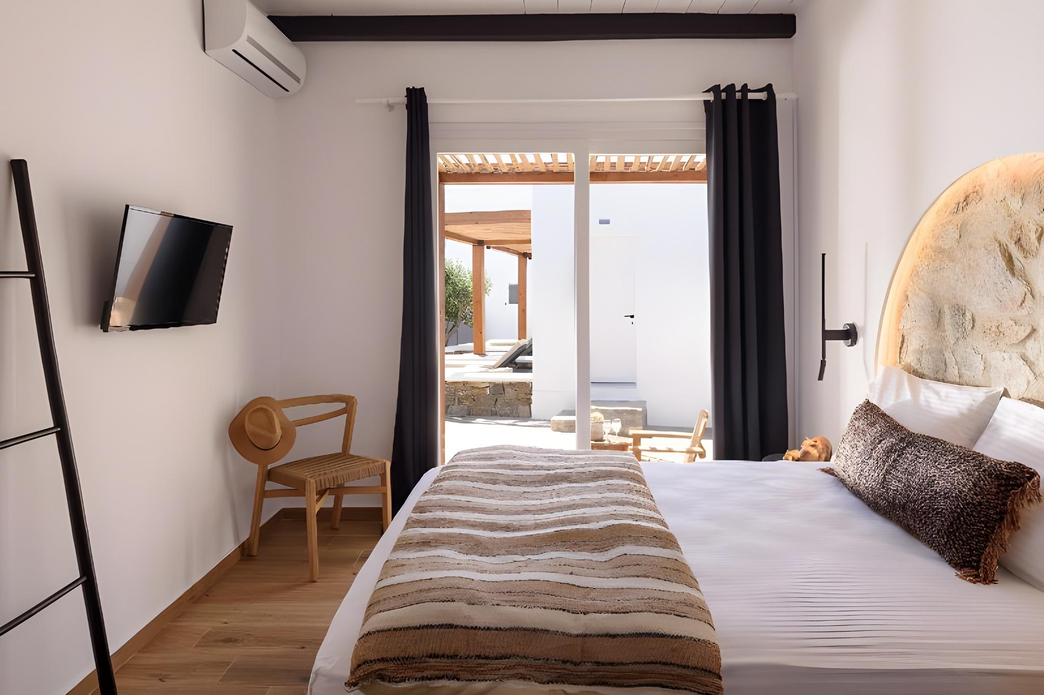 Room, Double or Twin Bed, Pool Front