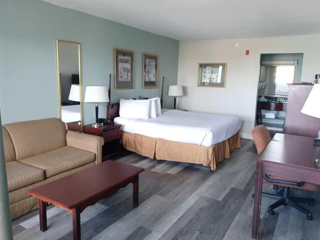 غرفة قياسية بسرير كينج مع أريكة، Opal Hotel and Suites 2/3