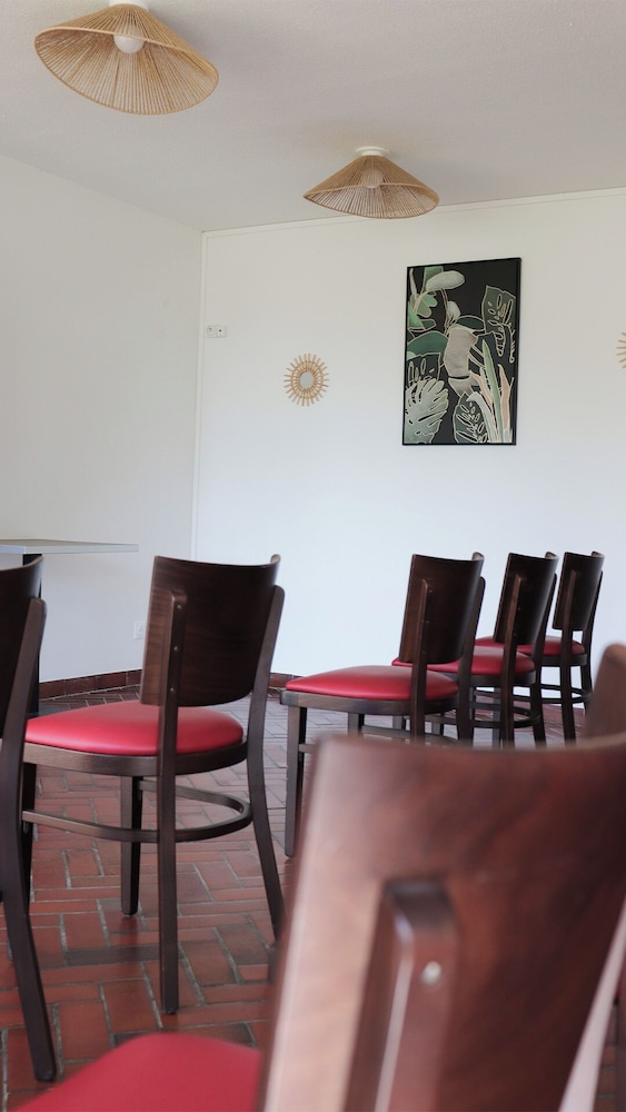 HOTEL LA BELLE POULE 35/44