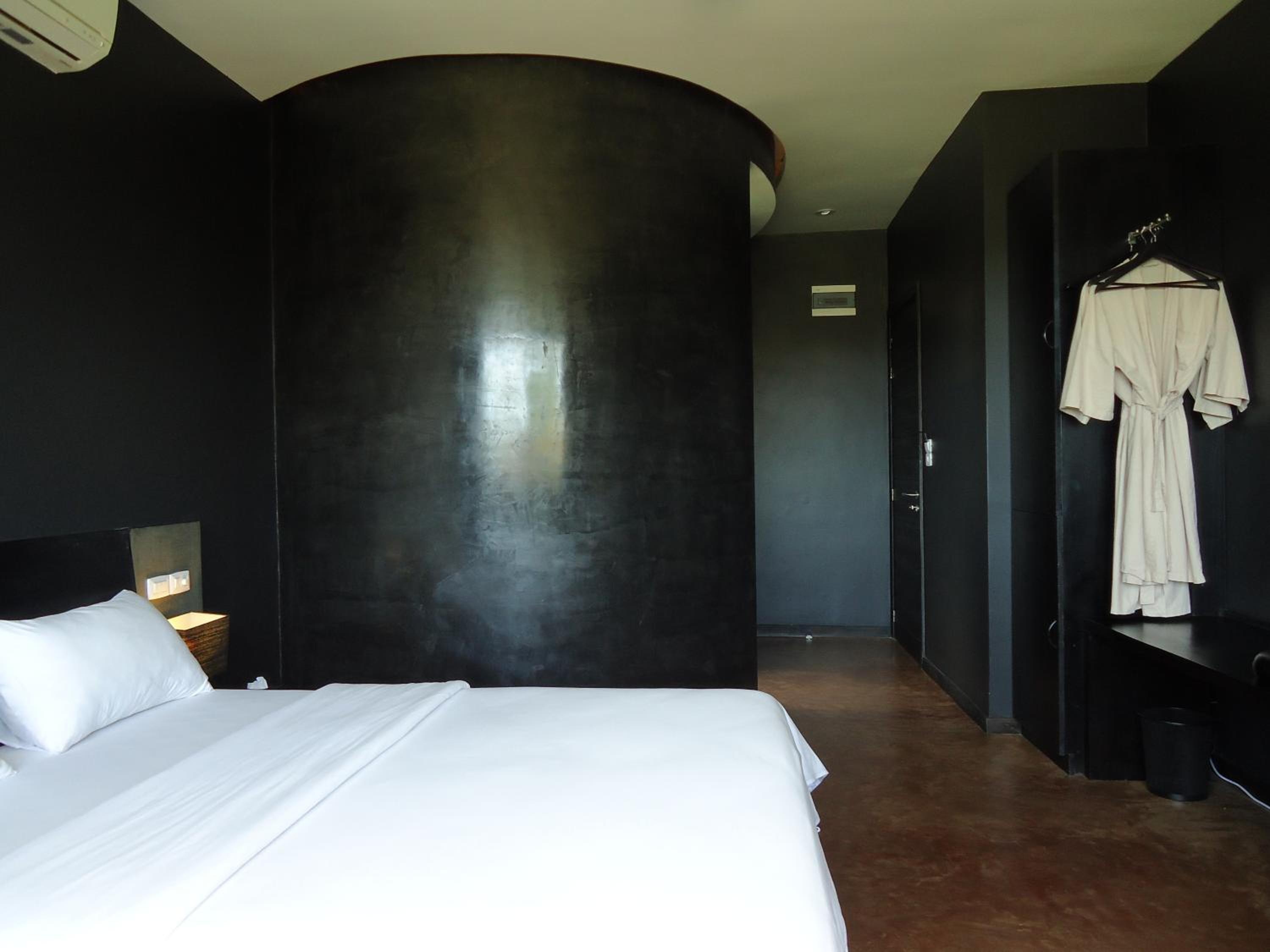 Standard, Queen Bed