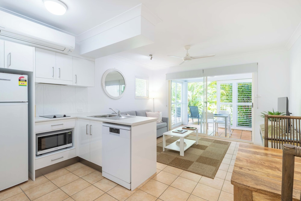 SUPERIOR, APARTMENT, GARDEN VIEW, PATIO