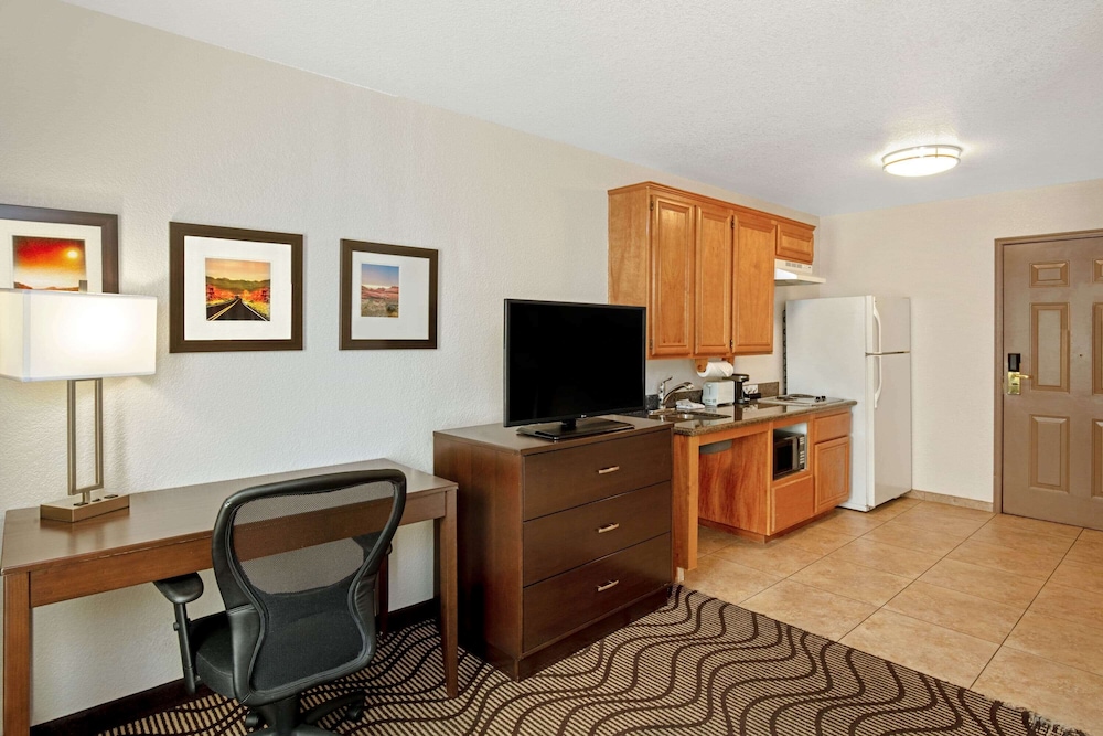 La Quinta Inn & Suites by Wyndham Las Vegas Red Rock 40/42