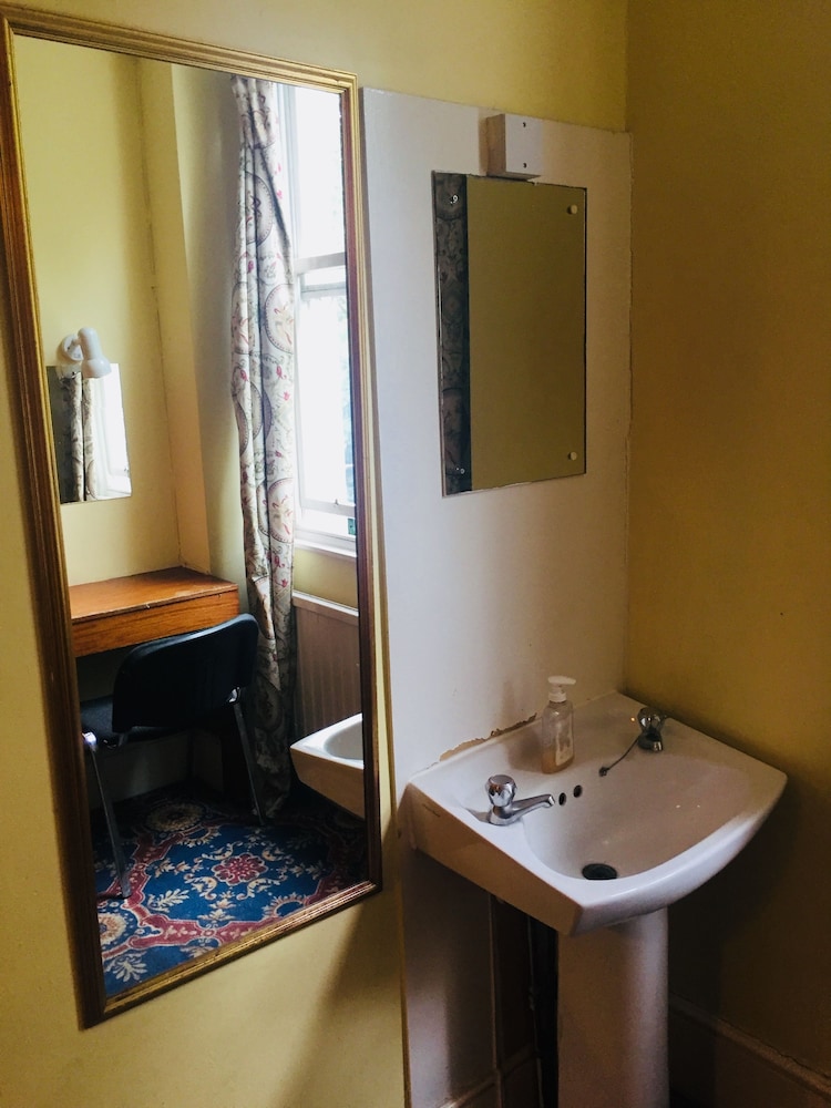 Gresham Hotel 47/50