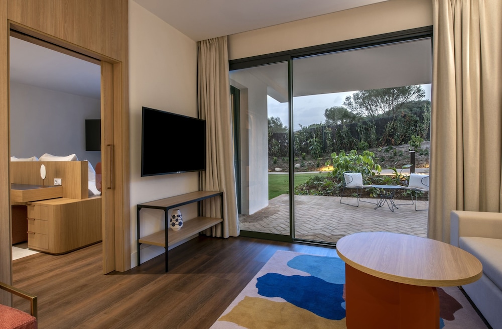 SO/Sotogrande Spa & Golf Resort Hotel 71/82