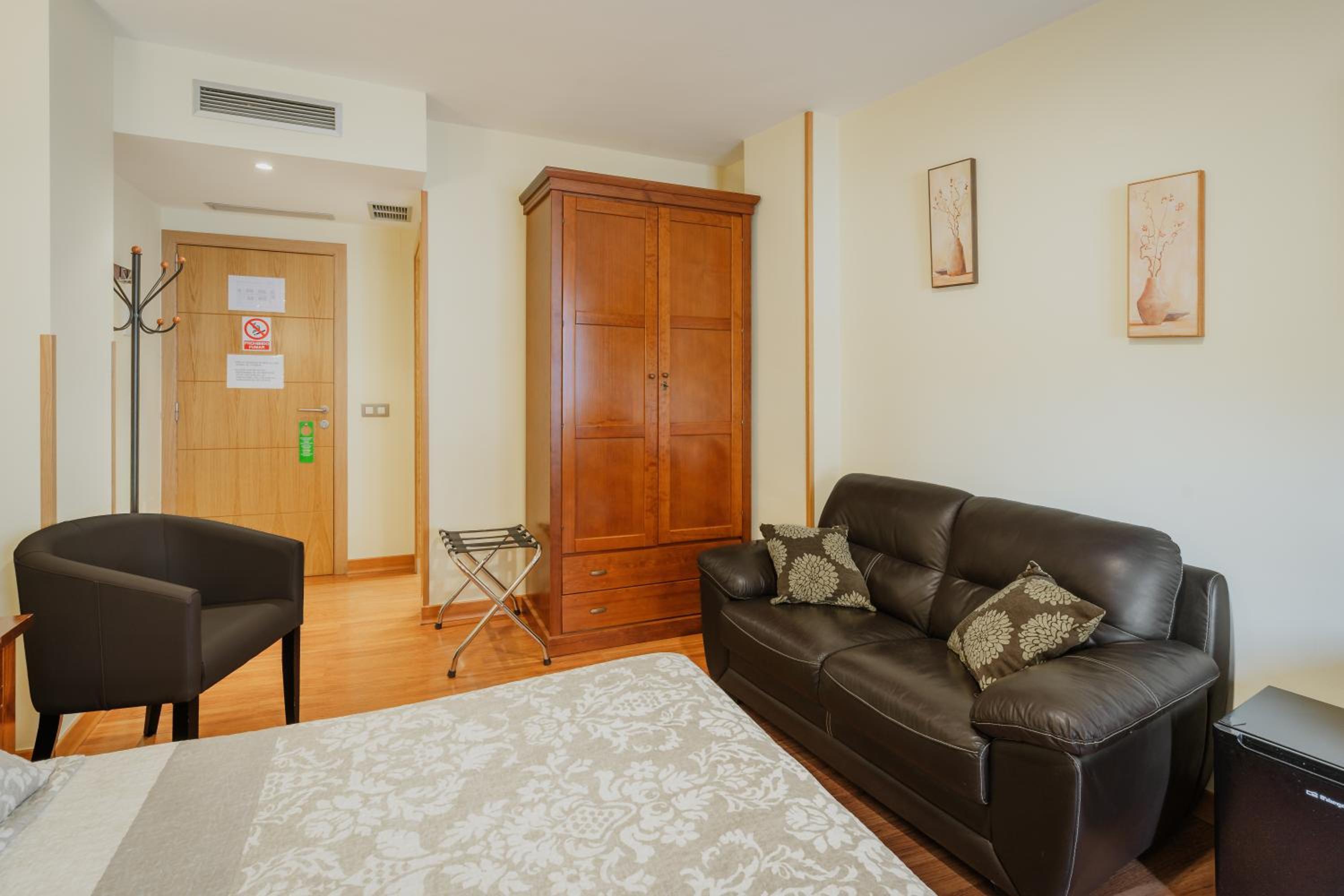 Hotel Reina Isabel 38/57