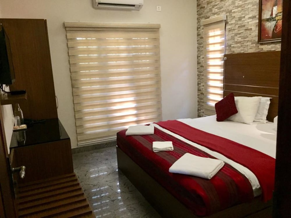 ROOM, KING BED
