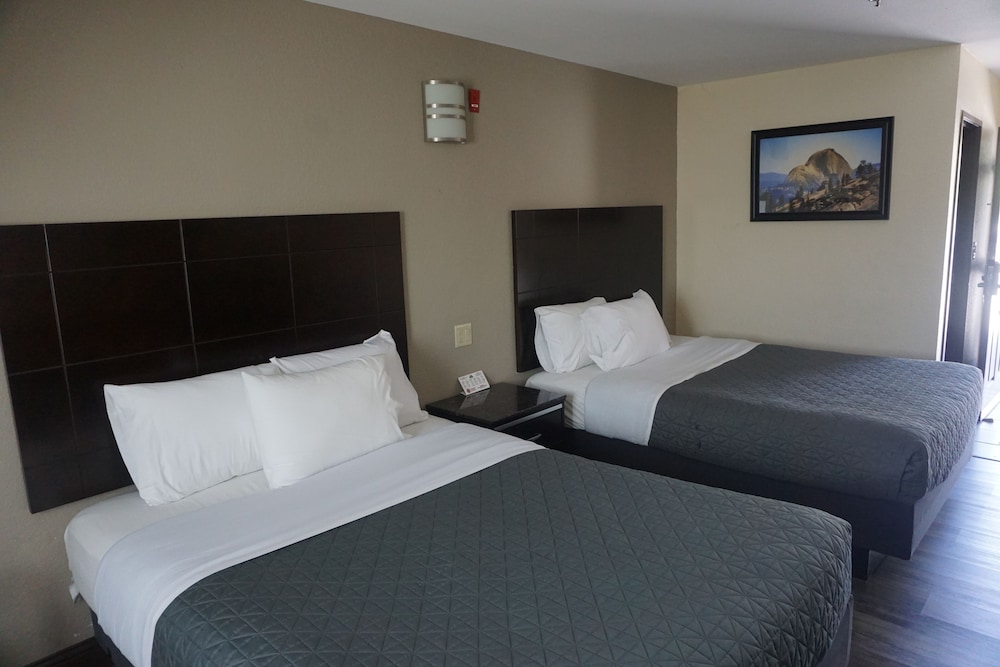 Standard, 2 Queen Beds, Mountain View