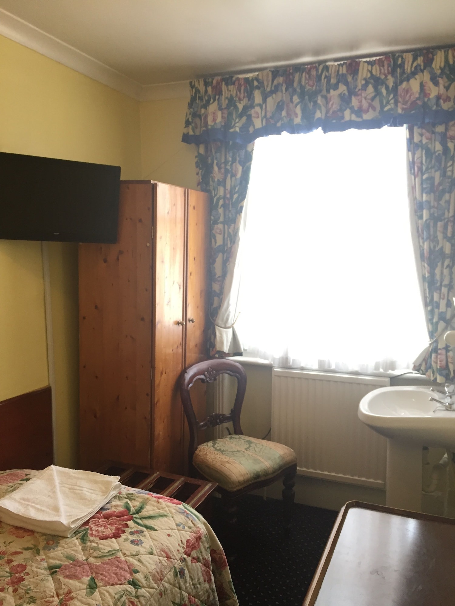 ROOM, SINGLE, SHARED BATHROOM