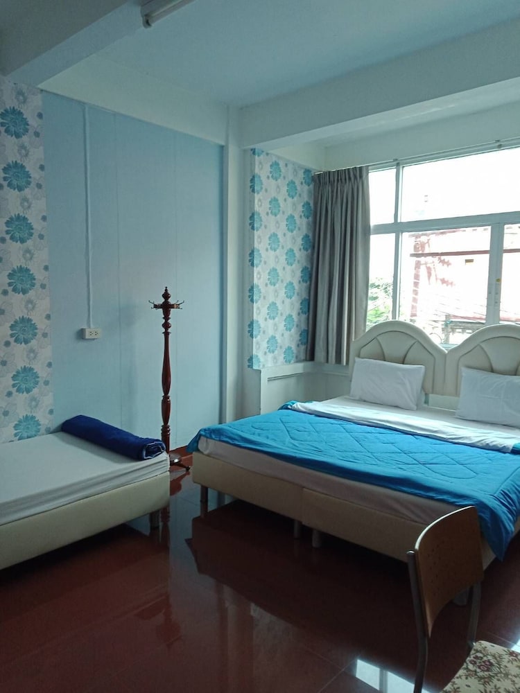 ROOM, TRIPLE