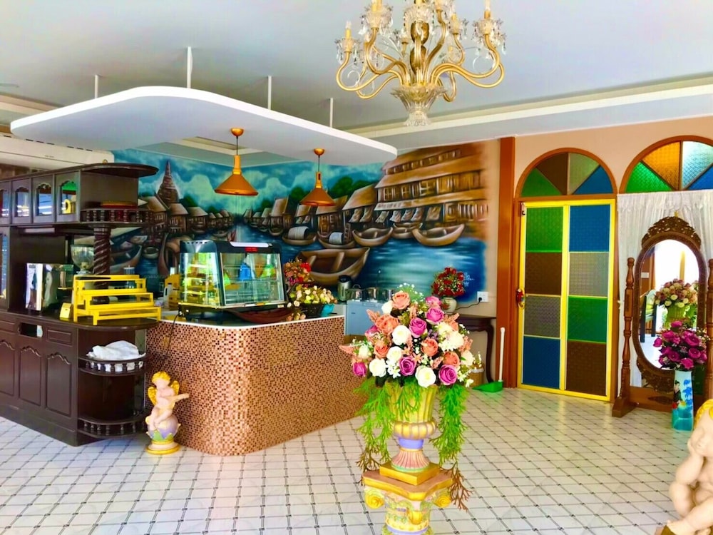 P Paradise Hotel 9/50