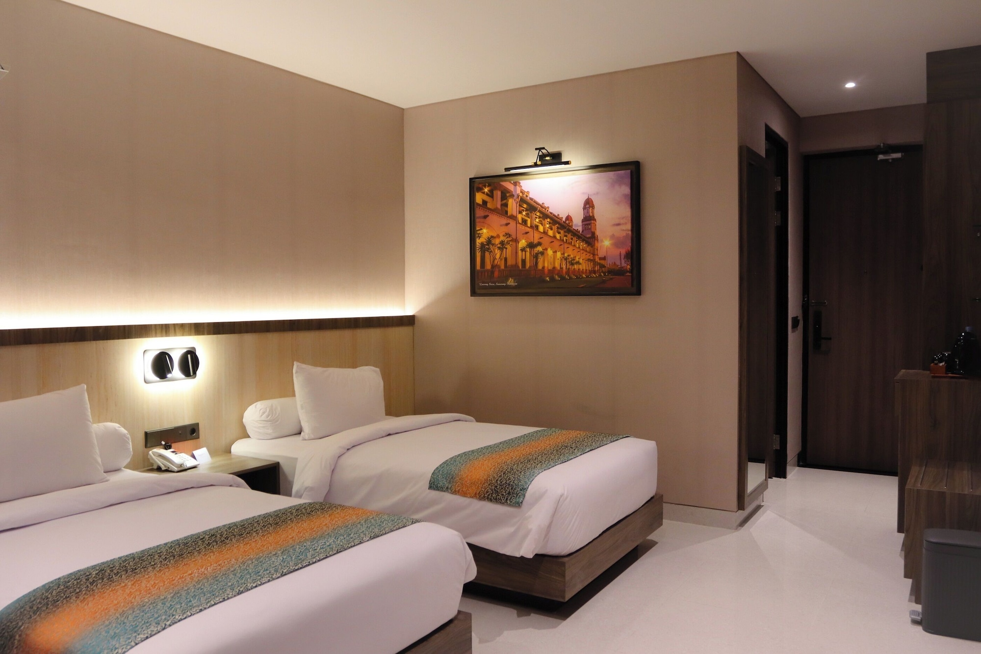 GRAND, TWIN BEDS