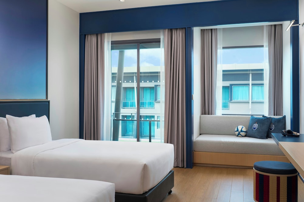 Pool, Deluxe, Twin Beds