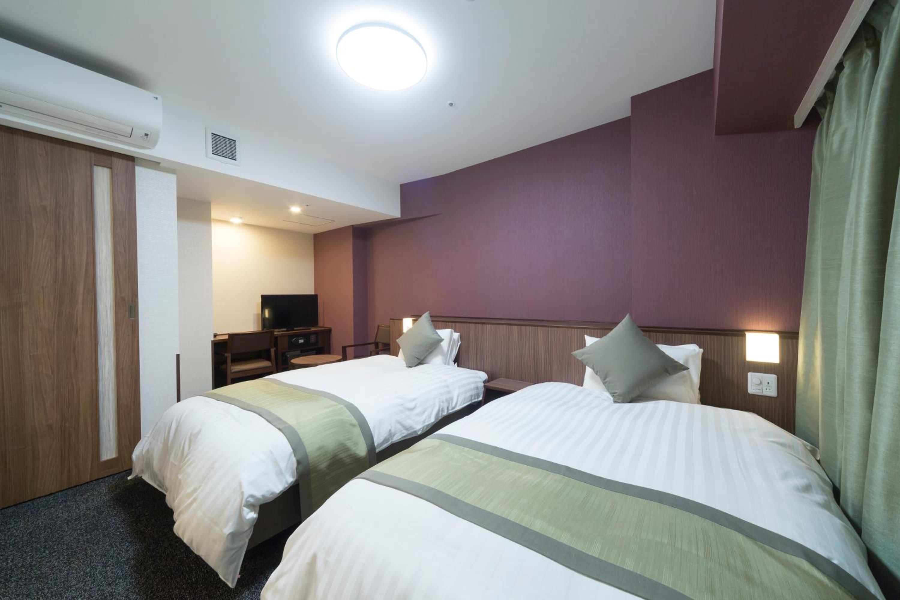 Moderate, Twin Beds