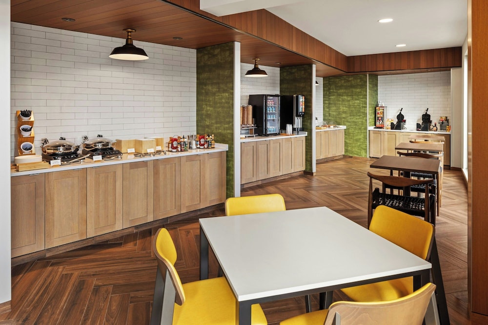 Fairfield Inn & Suites by Marriott Cedar Rapids North 34/52