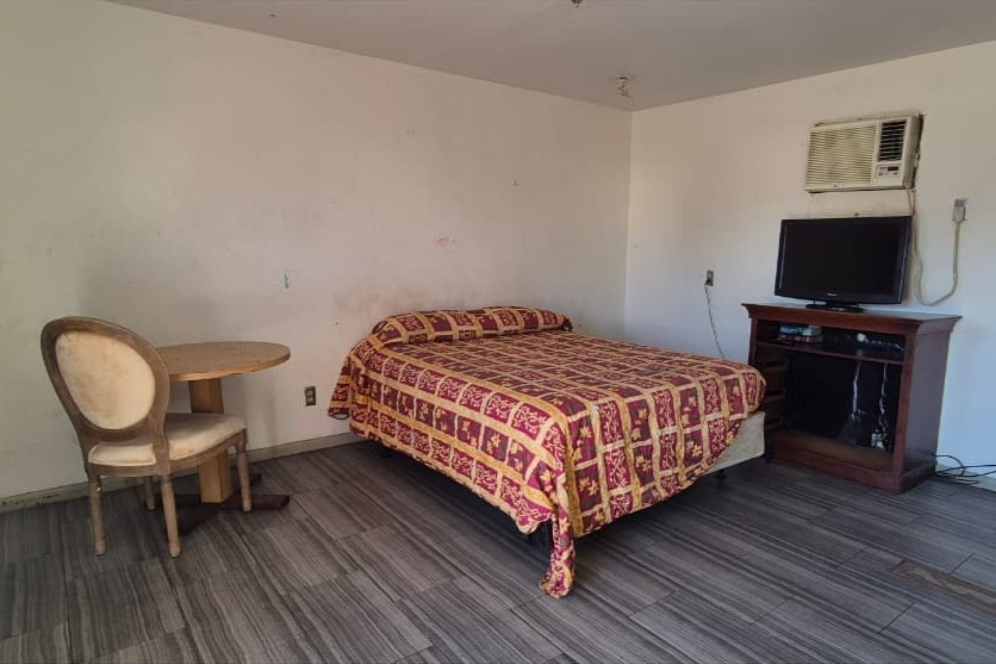Base Motel By OYO South Tampa 16/32