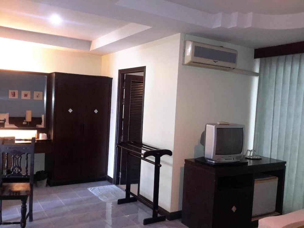 J Hotel 44/51