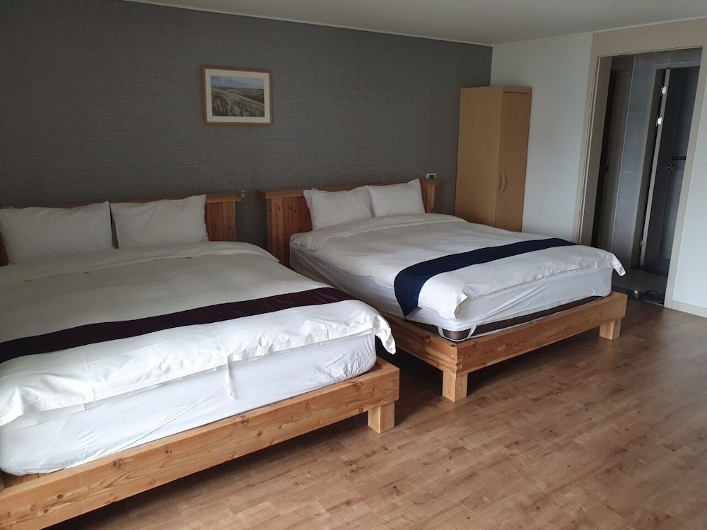 FAMILY, TWIN BEDS, CITY VIEW