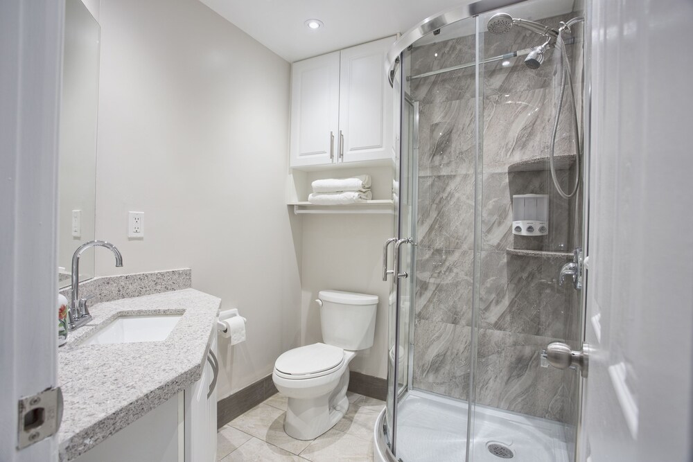 Toronto Rooms And Suites 34/49