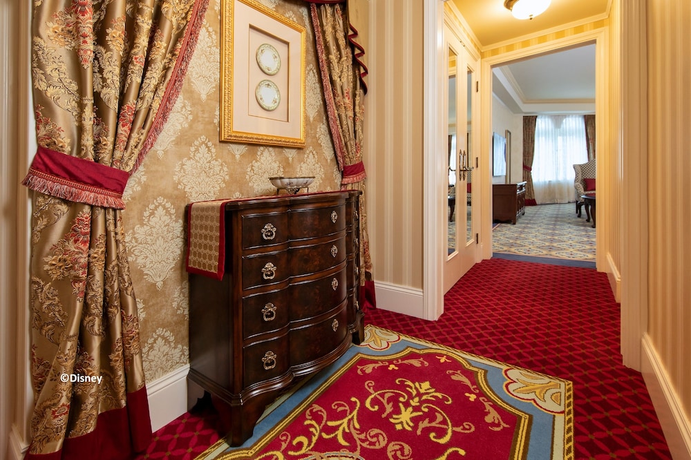 Hong Kong Disneyland Hotel 18/71