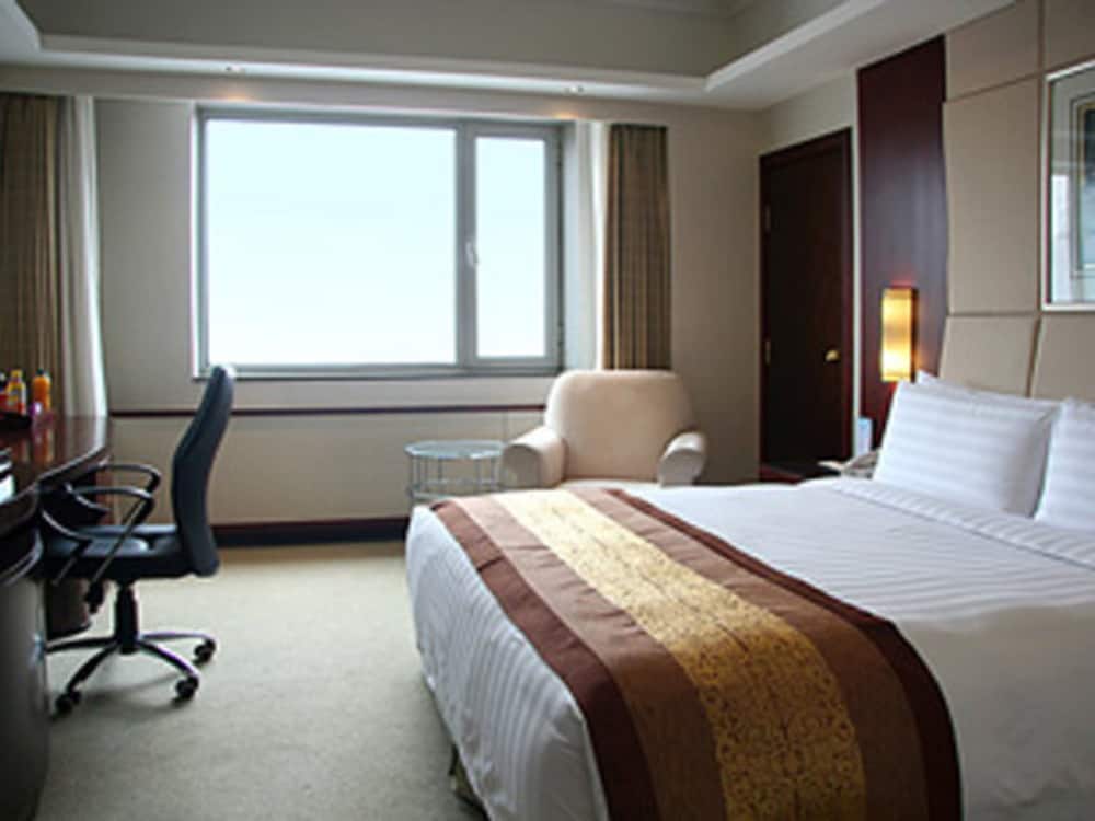 DELUXE, EXECUTIVE, SUITE