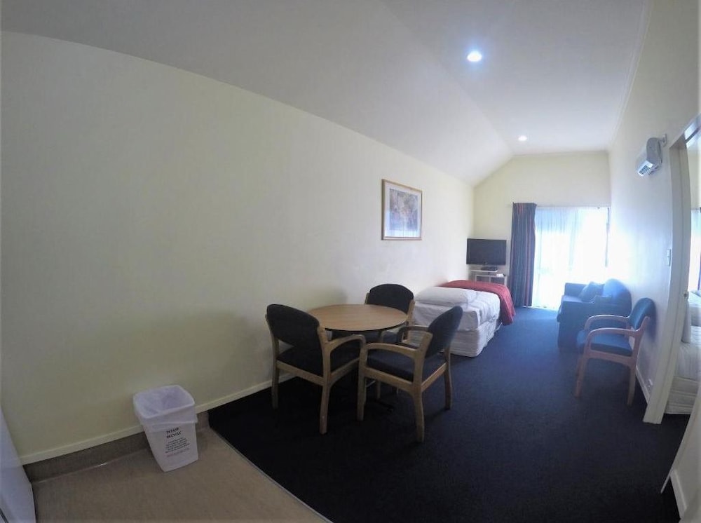 THE PEAKS MOTOR INN 23/40