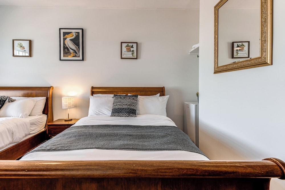 STANDARD, 2 DOUBLE BEDS