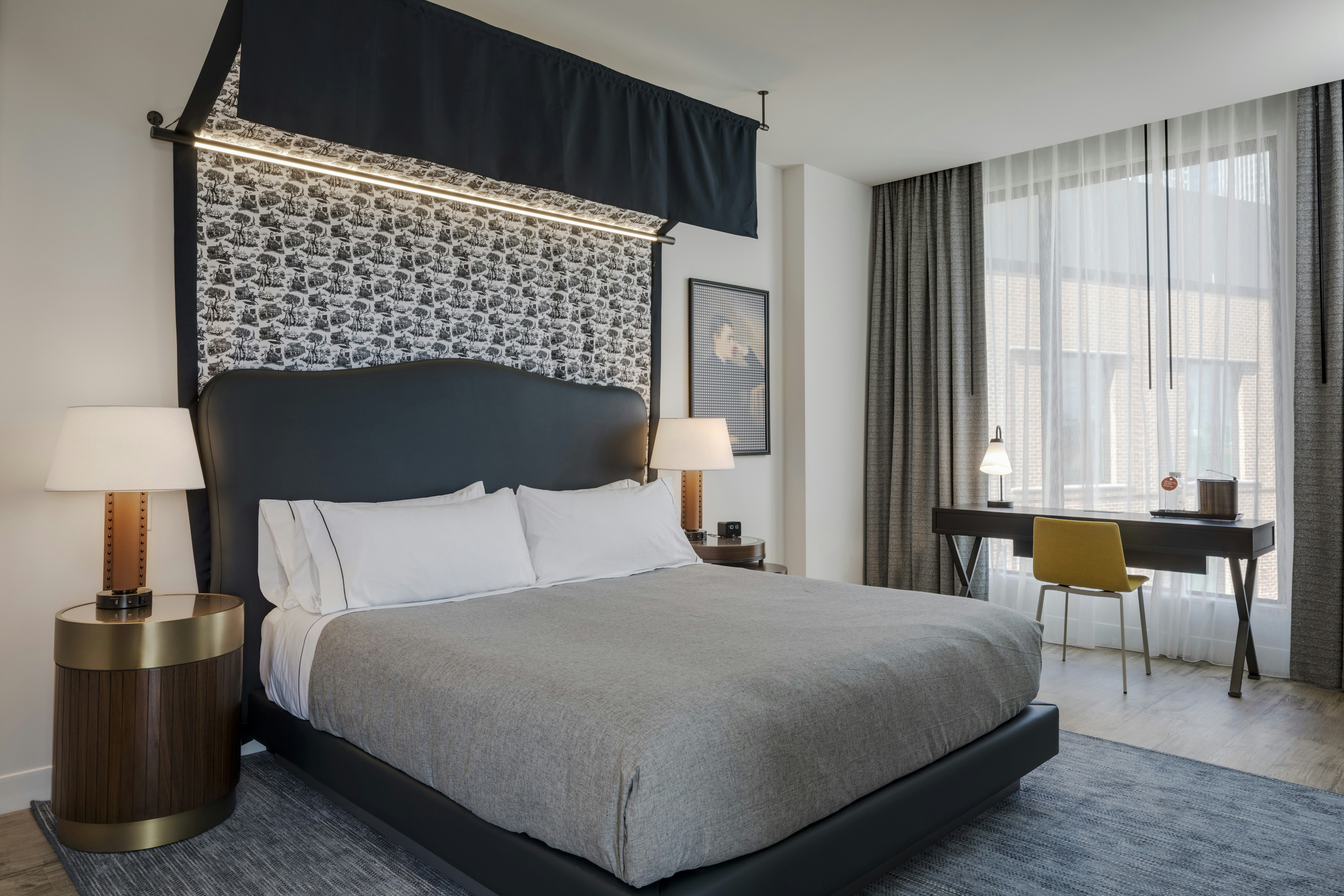 1 BEDROOM, SUITE, KING BED, BALCONY