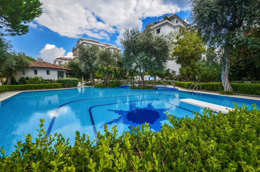 Sorrento Pool And Suites 21/29