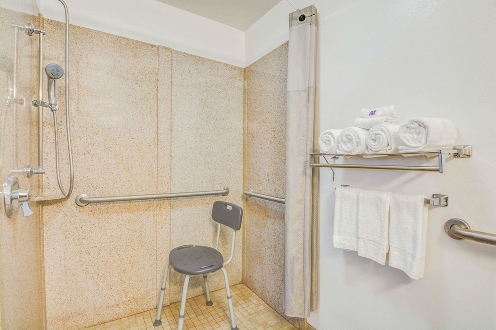 غرفة قياسية بسرير كوين لذوي الإعاقة، Studio6 Opelika, AL - Auburn Al 4/4