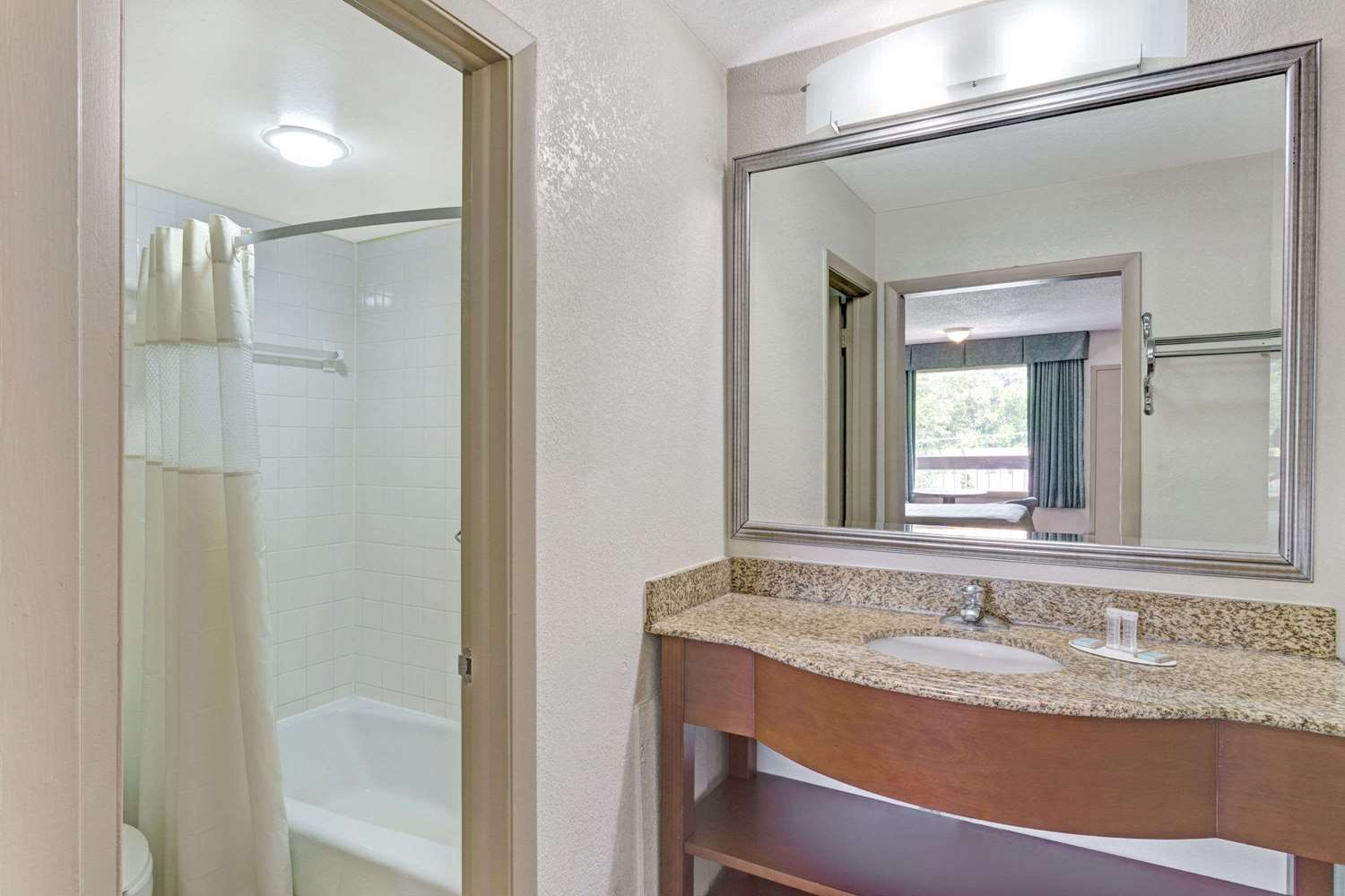 Travelodge By Wyndham Williamsburg Colonial Area 11/13