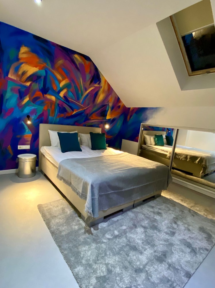 FAMILY, QUEEN BED, SOFA