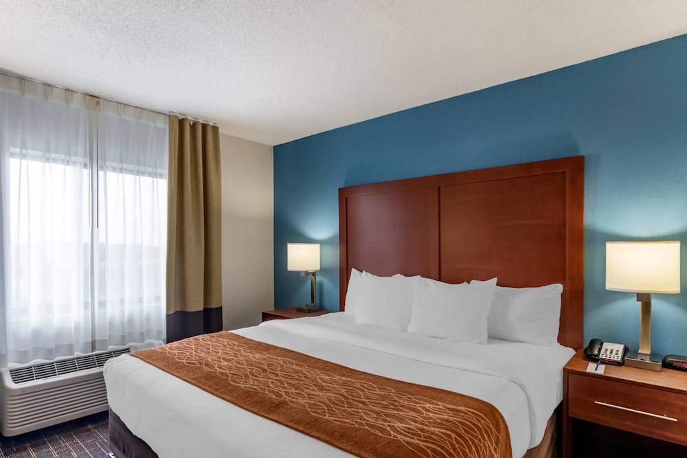 Comfort Inn and Suites Lees Summit Kansas City 8/50