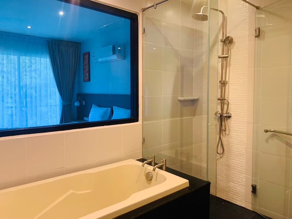 غرفة ديلوكس بسرير كينج بإطلالة على المسبح بغرفة نوم واحدة، Oceanview Treasure Hotel & Residence 6/7
