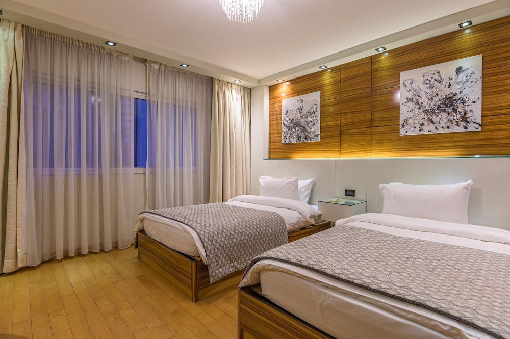 Lahoya Suites 10/50